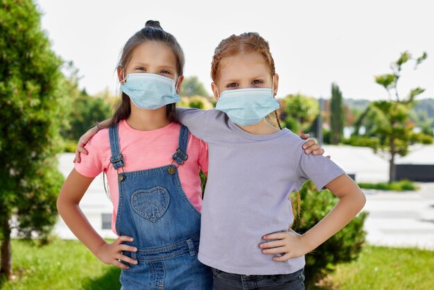 Photo petits amis de filles d'enfant dans le masque de protection extérieur.