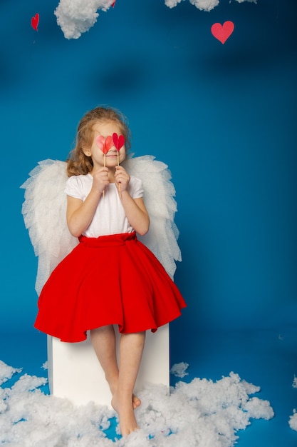 Petits anges de jolie fille sur fond bleu pour la Saint-Valentin