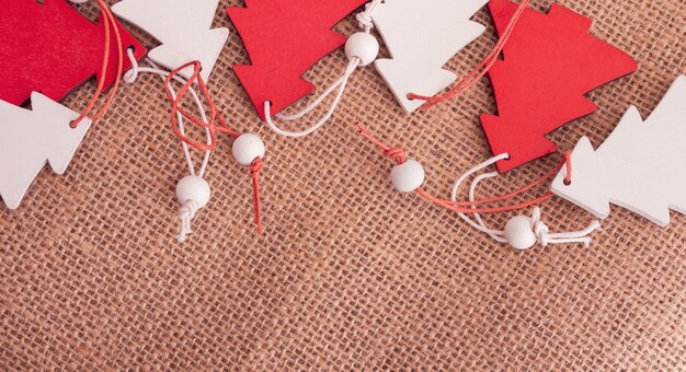 Petits arbres de Noël en bois sur un sac