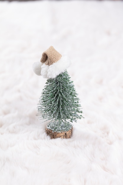 Petits arbres de Noël et fond de laine.