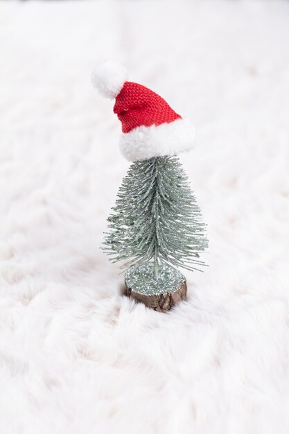 Petits arbres de Noël et fond de laine.