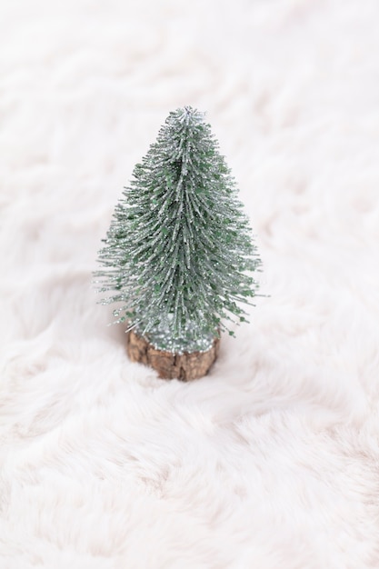 Petits arbres de Noël et fond de laine.