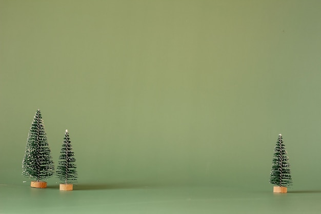 Petits Arbres De Noël Sur Fond Vert. Minimalisme De Noël Et Nouvel An