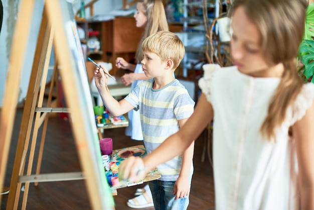 Petits artistes occupés à peindre