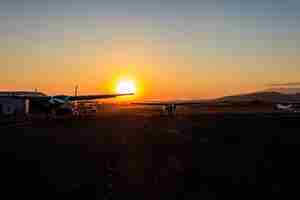 Photo petits avions à hélice au coucher du soleil à l'aéroport d'arusha, en tanzanie