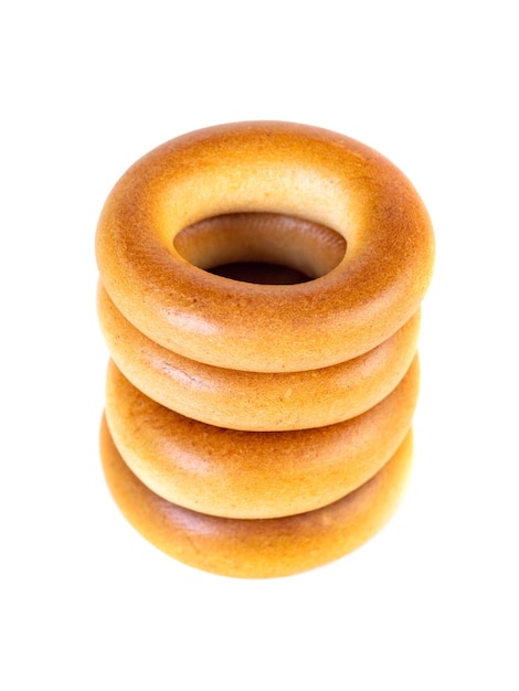 Petits bagels secs, petits rouleaux sur fond blanc. Aliments.