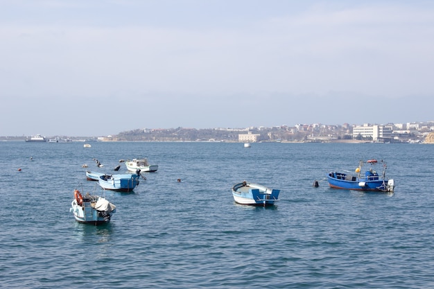 Photo petits bateaux ancrés dans la mer noire sous le soleil de moring