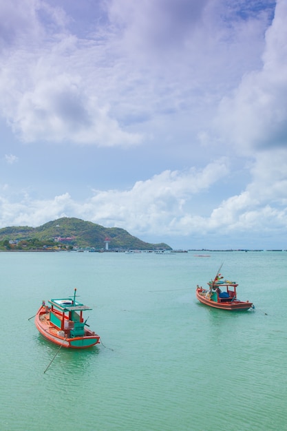 Petits bateaux de pêche amarrés dans la mer.