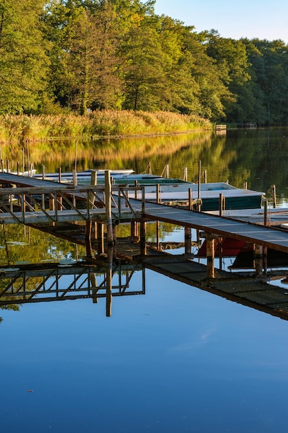 Petits bateaux de pêche ancrés sur la rive du port de pêche du lac