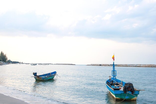 Petits bateaux de pêche en bois en mer