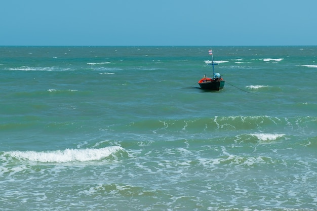 Petits bateaux de pêche se garent dans la mer