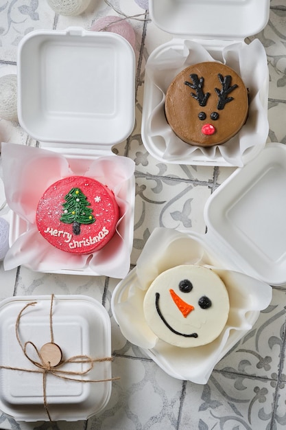 Petits bentos en cadeau pour la nouvelle année. Gâteaux de style coréen dans une boîte pour une personne.