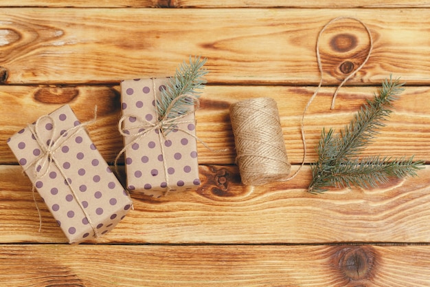 Petits cadeaux de Noël sur fond de bois vue d'en haut