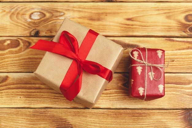 Petits cadeaux de Noël sur fond en bois, vue d'en haut