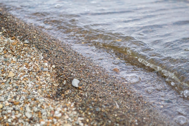 Petits cailloux sur la rive de la Volga par temps clair