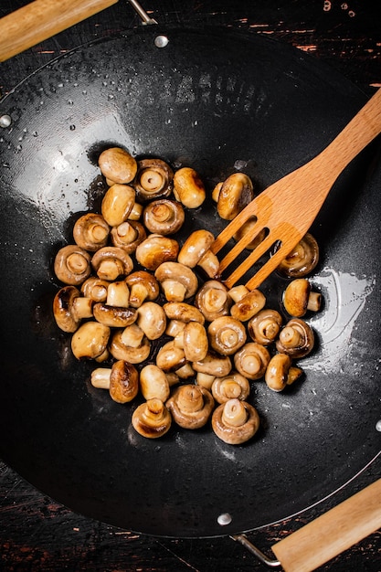 Petits champignons frits dans une poêle