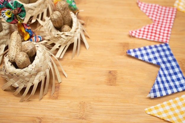 Petits chapeaux de paille remplis de cacahuètes avec décorations brésiliennes festa junina