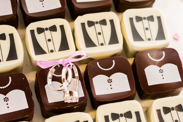 Petits chocolats décorés pour la fête de mariage.