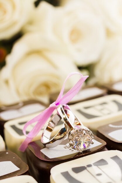 Photo petits chocolats décorés pour la fête de mariage.