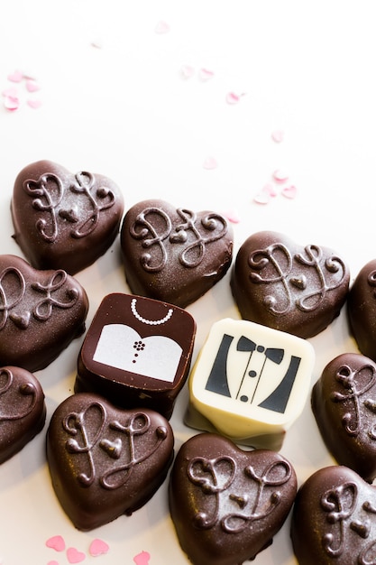 Petits chocolats décorés pour la fête de mariage.