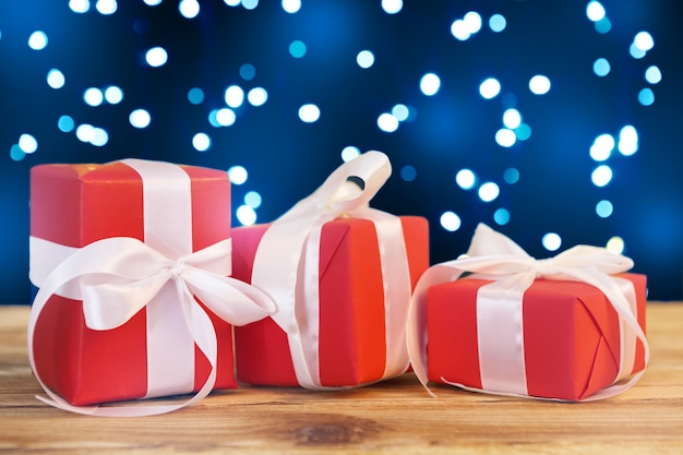 Petits coffrets cadeaux de Noël sur table en bois