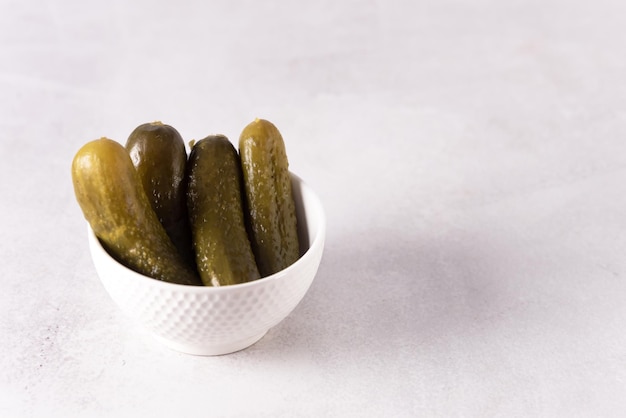 Petits concombres marinés savoureux Recette traditionnelle servie dans un bol blanc en céramique cornichons