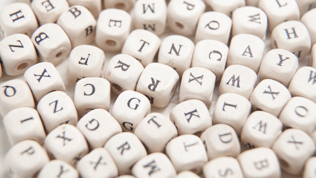 Petits cubes en bois avec des lettres.