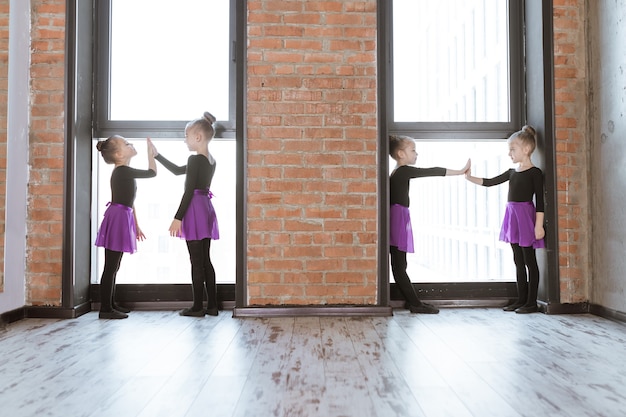 Photo petits danseurs mignons d'enfants sur le studio de danse