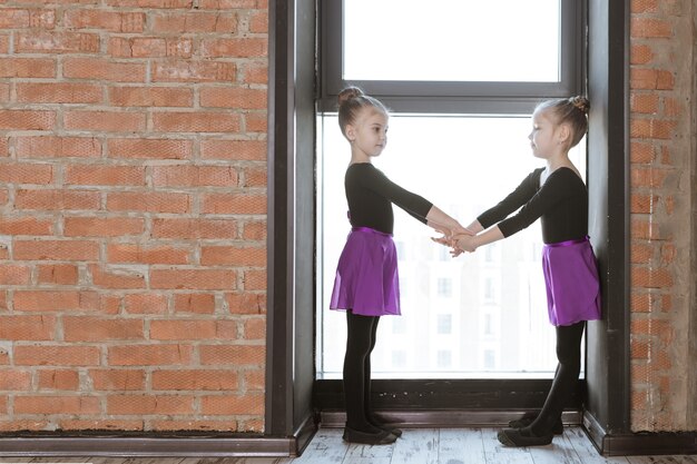 Petits danseurs mignons d'enfants sur le studio de danse