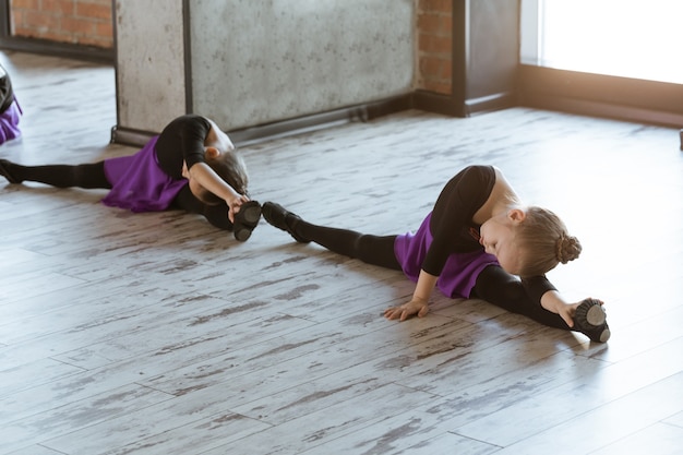 Petits danseurs mignons d'enfants sur le studio de danse