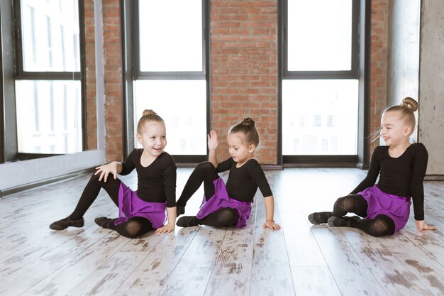 Petits danseurs mignons d'enfants sur le studio de danse