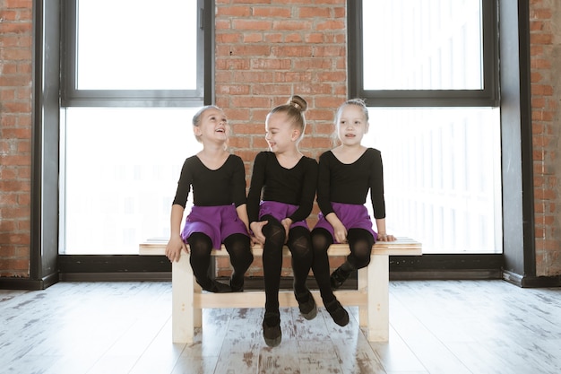 Petits danseurs mignons d'enfants sur le studio de danse