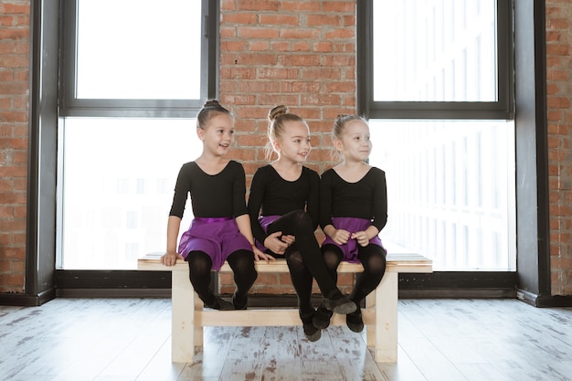 Petits danseurs mignons d'enfants sur le studio de danse