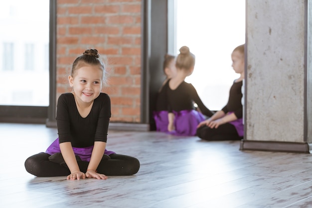 Petits danseurs mignons d'enfants sur le studio de danse