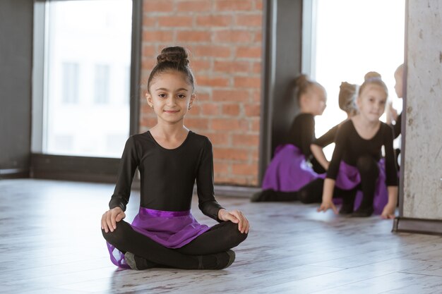 Petits danseurs mignons d'enfants sur le studio de danse