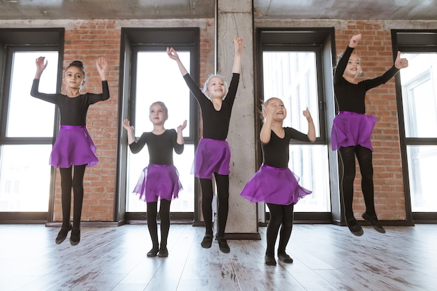 Photo petits danseurs mignons d'enfants sur le studio de danse