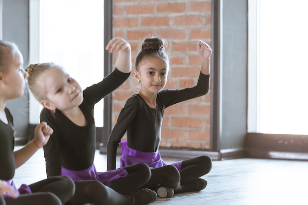 Petits danseurs mignons d'enfants sur le studio de danse