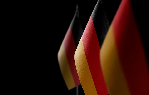 Photo petits drapeaux nationaux de l'allemagne sur le noir