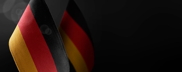 Petits Drapeaux Nationaux De L'allemagne Sur Le Noir