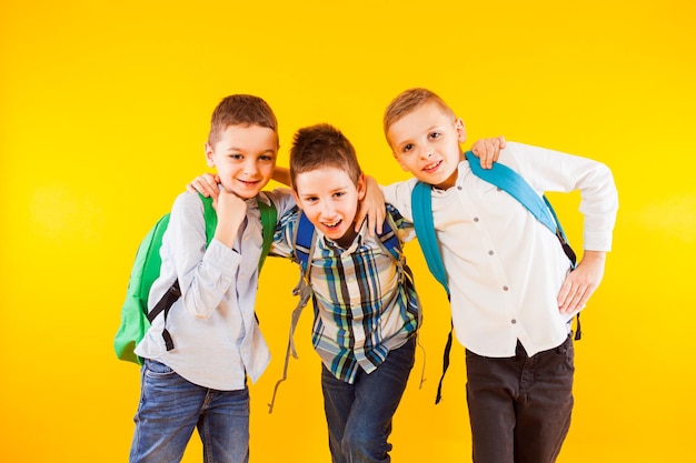 Les petits écoliers s'amusent et montrent leur force