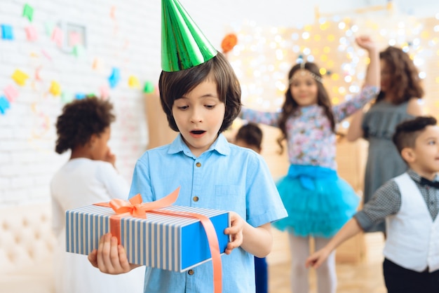 Petits enfants sur les anniversaires.