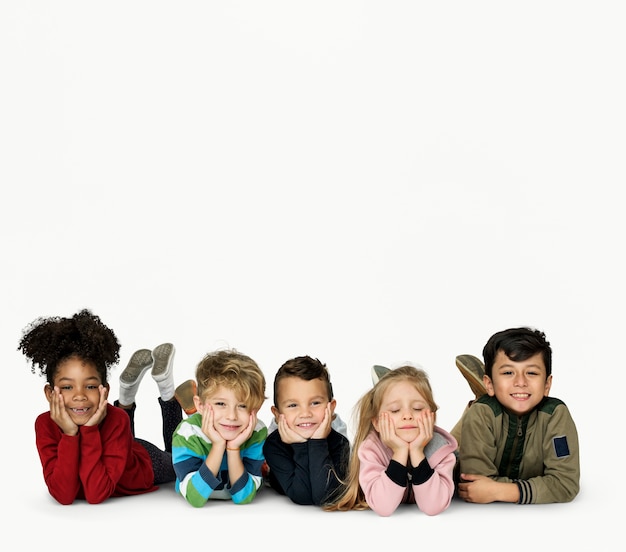 Petits enfants couchés joyeux