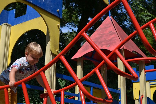 Photo les petits enfants courent et jouent dans l'aire de jeux.