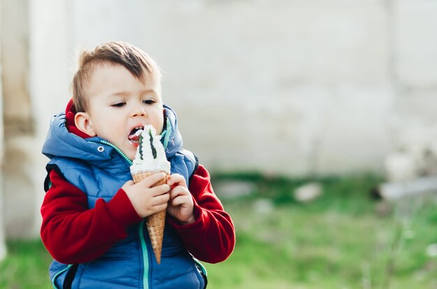 Petits enfants expressifs posant