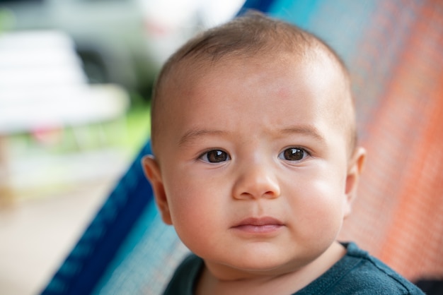 Les petits enfants font des visages sérieux