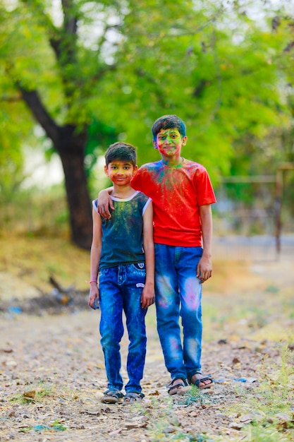 Petits enfants indiens mignons jouant à holi. Holi est le festival des couleurs en Inde