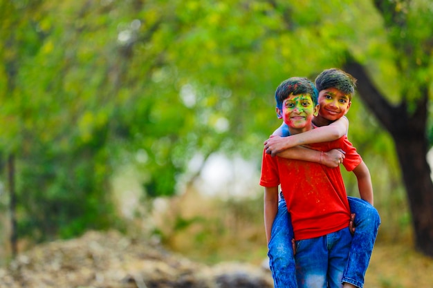 Petits enfants indiens mignons jouant à holi. Holi est le festival des couleurs en Inde