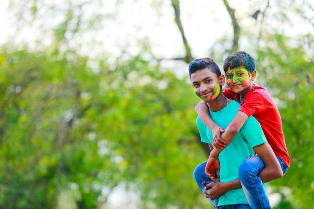 Petits enfants indiens mignons jouant à holi. Holi est le festival des couleurs en Inde