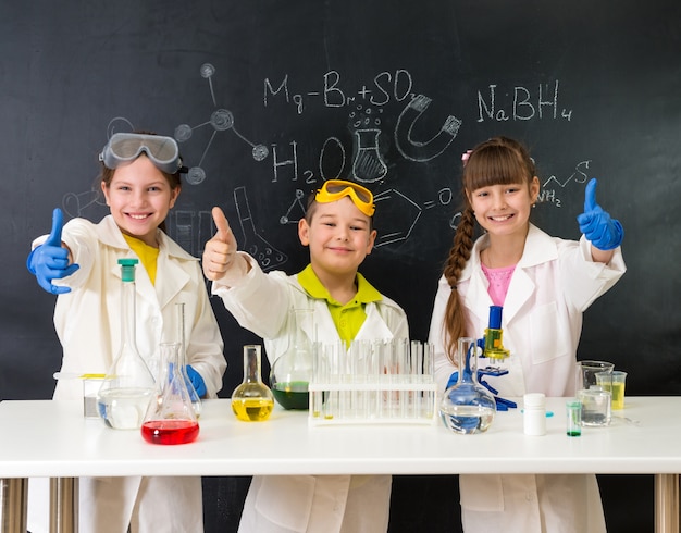 Petits enfants sur la leçon de chimie en laboratoire