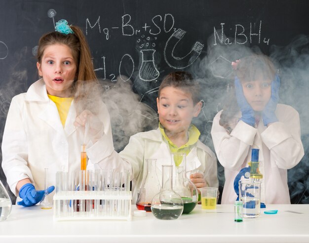 Petits enfants sur la leçon de chimie en laboratoire